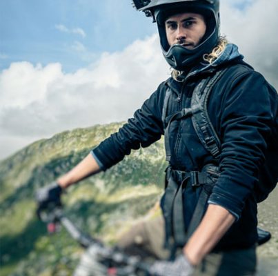 Mountain biker in den Bergen posiert vor der Kamera